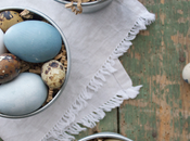 Dyeing Easter eggs Uova pasquali