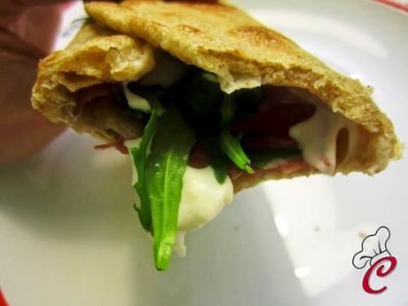 Piadina sfogliata con farina di farro monococco: di cene, di amiche e di gocce di tempo