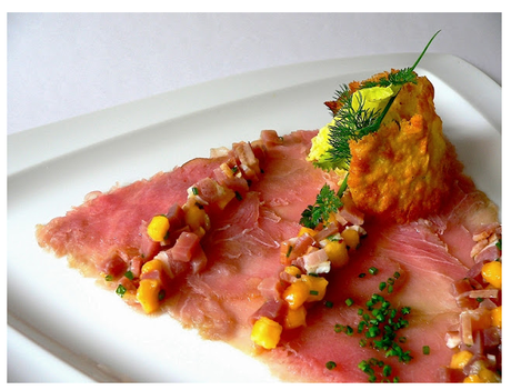 Carpaccio di Tonno con Mango e salsa vinaigrette.