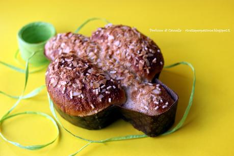 Colomba di pan brioche leggero allo yogurt con confettura di amarene e glassa alle mandorle - l'apparenza inganna!