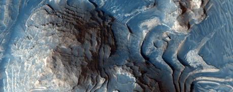 Vista ravvicinata del cratere Firsoff ottenuta di recente dalla camera HiRISE a bordo della sonda MRO della NASA. L’immagine copre circa 700 metri in lunghezza. Crediti: NASA / MRO / HIRISE / Jim Secosky 