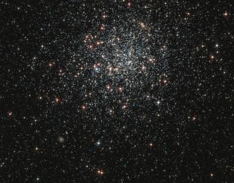 NGC1846, uno degli ammassi studiati da Goudfrooij e collaboratori, che da sempre è stato considerato il classico ammasso della Grande Nube di Magellano con evidenze di una notevole dispersione di età tra le stelle. Credit: NASA and The Hubble Heritage Team (STScI/AURA) Acknowledgment: P. Goudfrooij (STScI)