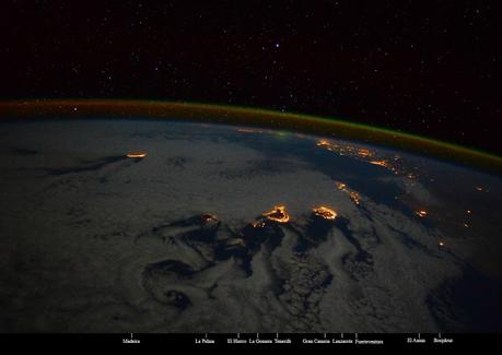 Le foto di Samantha Cristoforetti all’Isola di La Palma, sede del Telescopio Nazionale Galileo. Ben visibile l’airglow di colore verde-arancio, caratteristico dell’Ossigeno (OI) oltre i 100 chilometri di altezza, e le stelle sullo sfondo. Le scie che si formavano sulle Isole Canarie sono le scie di von Kármán che si formano in fluidodinamica. Crediti: Cristoforetti / NASA / ESA / ASI.