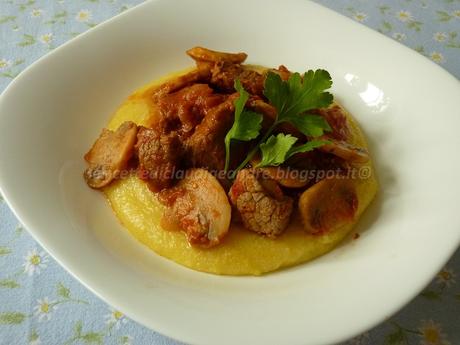 Spezzatino di vitello con champignon e polenta