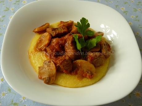 Spezzatino di vitello con champignon e polenta