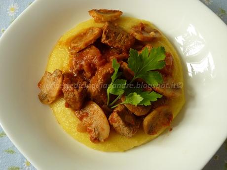 Spezzatino di vitello con champignon e polenta