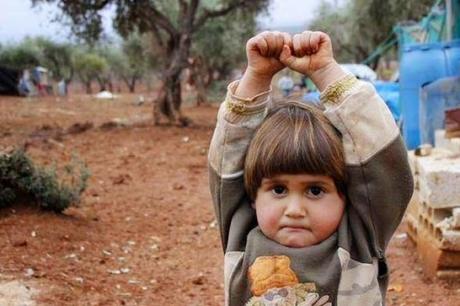 La bambina che si è arresa al fotografo