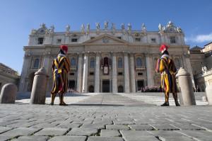 Due guardie svizzere in Piazza San Pietro (fanpage.it)