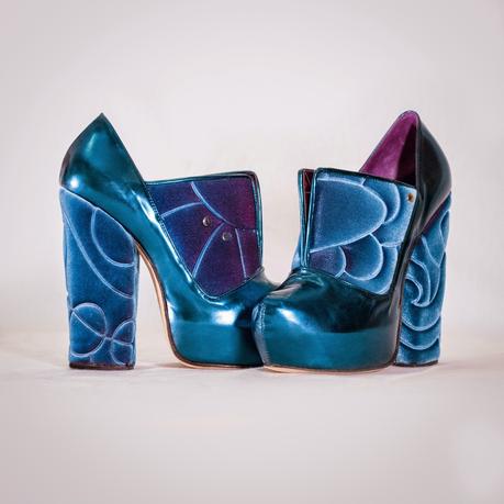 “WALKING THE ART - SKULTOSHOES”  -  LE SCARPE SI VESTONO D'ARTE