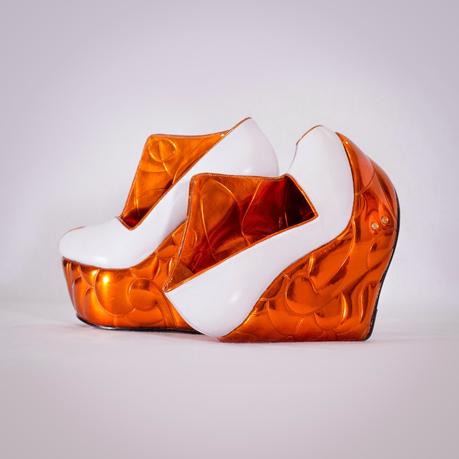 “WALKING THE ART - SKULTOSHOES”  -  LE SCARPE SI VESTONO D'ARTE