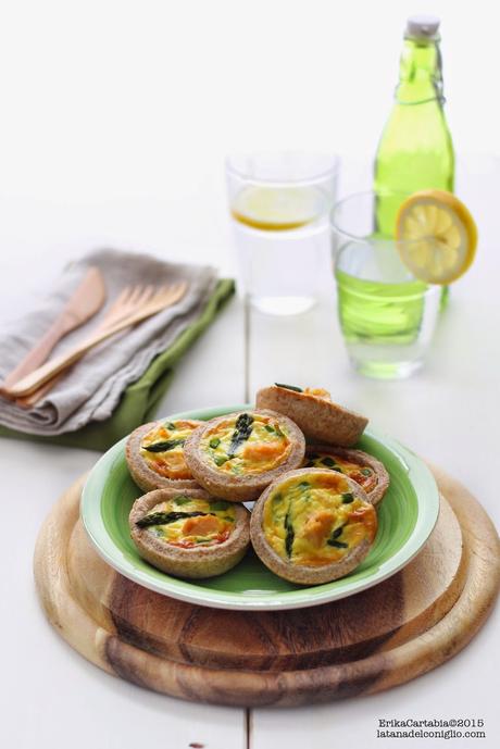 Piccole quiches al farro con salmone e asparagi