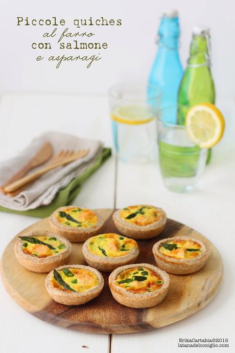 Piccole quiches al farro con salmone e asparagi