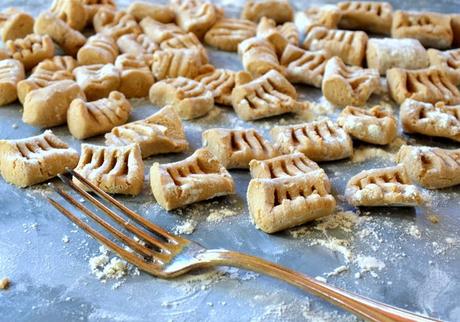 Sapori di montagna: gnocchi di castagne con speck in fonduta di Edelpilz