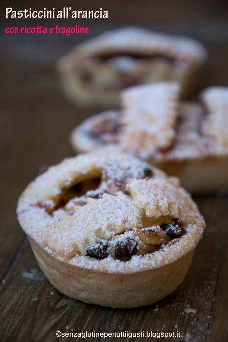 Pasticcini all'arancia con ricotta e fragoline di bosco senza glutine