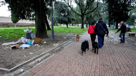 20 tragicomiche foto da Colle Oppio. Potrebbe essere il giardino più bello del mondo, è una discarica ributtante