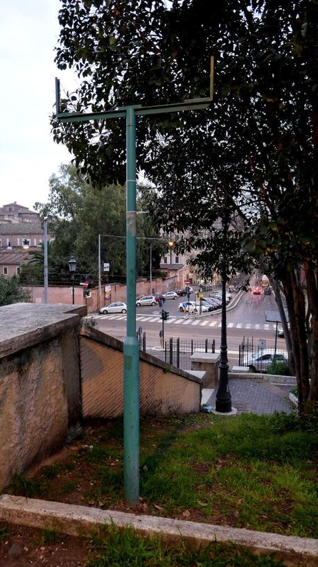 20 tragicomiche foto da Colle Oppio. Potrebbe essere il giardino più bello del mondo, è una discarica ributtante