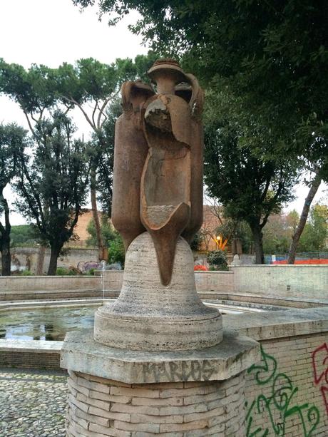 20 tragicomiche foto da Colle Oppio. Potrebbe essere il giardino più bello del mondo, è una discarica ributtante