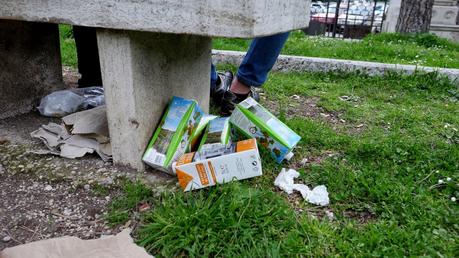 20 tragicomiche foto da Colle Oppio. Potrebbe essere il giardino più bello del mondo, è una discarica ributtante