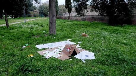 20 tragicomiche foto da Colle Oppio. Potrebbe essere il giardino più bello del mondo, è una discarica ributtante