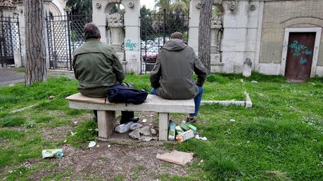 20 tragicomiche foto da Colle Oppio. Potrebbe essere il giardino più bello del mondo, è una discarica ributtante