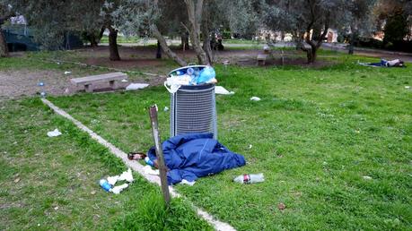 20 tragicomiche foto da Colle Oppio. Potrebbe essere il giardino più bello del mondo, è una discarica ributtante