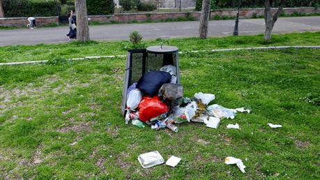 20 tragicomiche foto da Colle Oppio. Potrebbe essere il giardino più bello del mondo, è una discarica ributtante