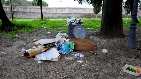 20 tragicomiche foto da Colle Oppio. Potrebbe essere il giardino più bello del mondo, è una discarica ributtante