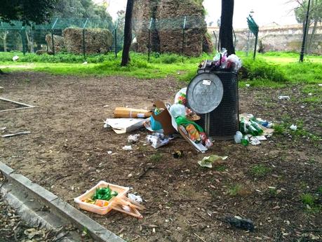 20 tragicomiche foto da Colle Oppio. Potrebbe essere il giardino più bello del mondo, è una discarica ributtante