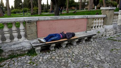 20 tragicomiche foto da Colle Oppio. Potrebbe essere il giardino più bello del mondo, è una discarica ributtante