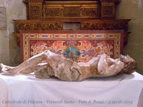 Scultura lignea del Cristo Morto esposta nel Duomo di Fidenza