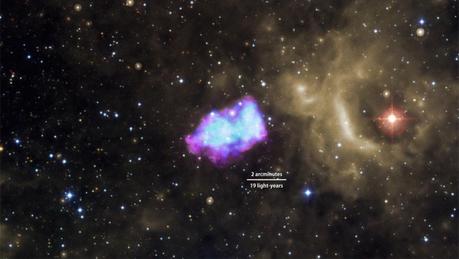 Questo è uno studio di 3C 397, il resto di supernova mostrato qui nelle osservazioni effettuate con i telescopi Chandra X-ray Observatory della NASA (viola) e Suzaku (blu). I dati indicano che l'esplosione è nata da una singola nana bianca che ha accumulato la materia da una stella normale. La nana bianca è esplosa nel momento in cui la sua massa ha superato il valore critico di 1.4 masse solari. Credit: NASA/Suzaku e NASA/CXC, DSS, e NASA/JPL-Caltech