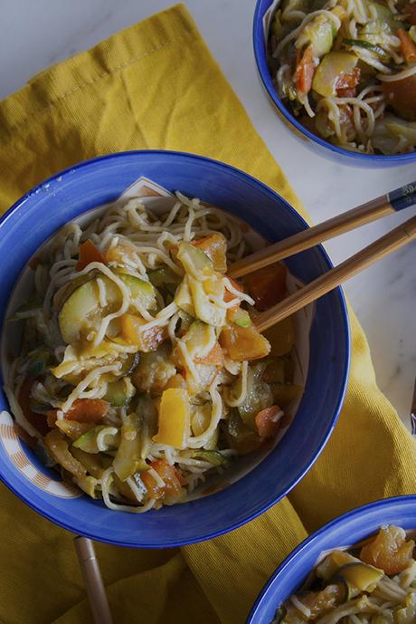 Noodles con zucchine, pomodori e salsa di soia 