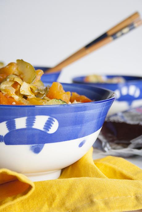 Noodles con zucchine, pomodori e salsa di soia 