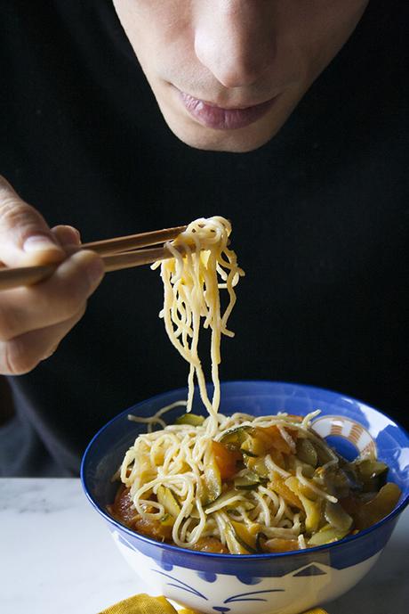 Noodles con zucchine, pomodori e salsa di soia 