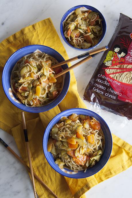 Noodles con zucchine, pomodori e salsa di soia 