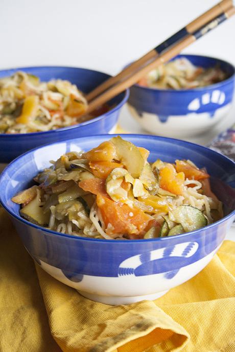 Noodles con zucchine, pomodori e salsa di soia 