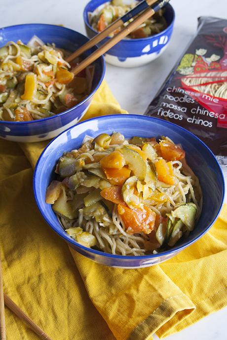 Noodles con zucchine, pomodori e salsa di soia 