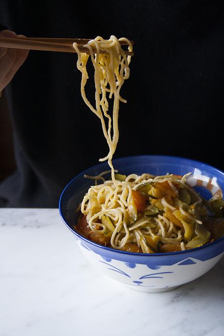 Noodles con zucchine, pomodori e salsa di soia 