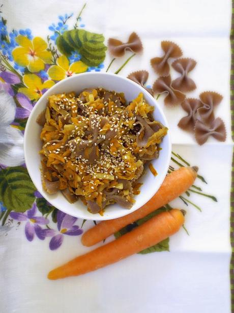 Pasta integrale alle carote, topinambur e semi di sesamo