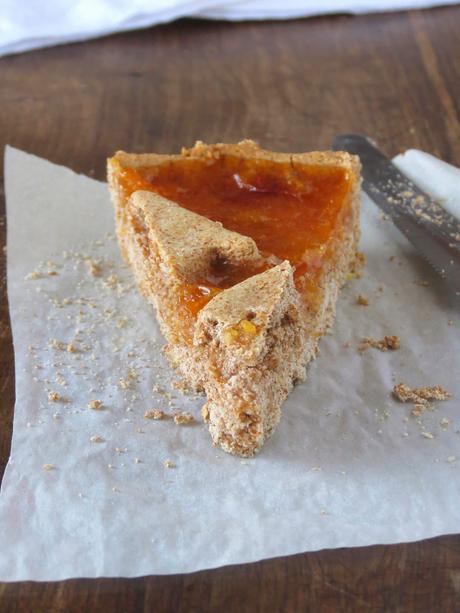 Crostata di miglio bruno alla marmellata di pesche e albicocche