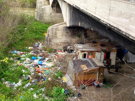 Sgomberato a metà marzo, tornato dieci giorni dopo. 15 pazzesche foto dal villaggio abusivo del Viadotto della Magliana: una storia che va avanti da anni, con costi enormi