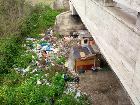 Sgomberato a metà marzo, tornato dieci giorni dopo. 15 pazzesche foto dal villaggio abusivo del Viadotto della Magliana: una storia che va avanti da anni, con costi enormi