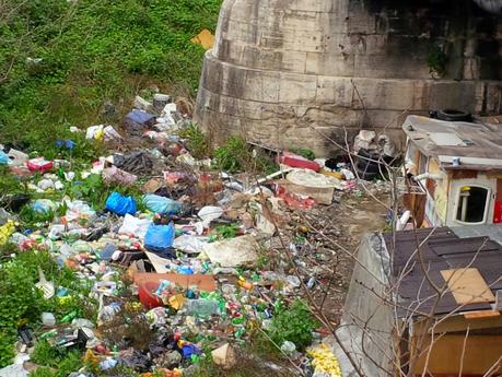 Sgomberato a metà marzo, tornato dieci giorni dopo. 15 pazzesche foto dal villaggio abusivo del Viadotto della Magliana: una storia che va avanti da anni, con costi enormi