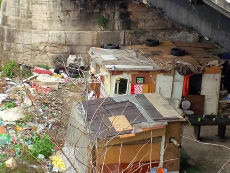 Sgomberato a metà marzo, tornato dieci giorni dopo. 15 pazzesche foto dal villaggio abusivo del Viadotto della Magliana: una storia che va avanti da anni, con costi enormi