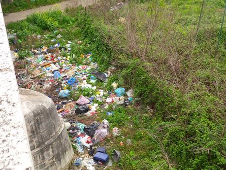 Sgomberato a metà marzo, tornato dieci giorni dopo. 15 pazzesche foto dal villaggio abusivo del Viadotto della Magliana: una storia che va avanti da anni, con costi enormi