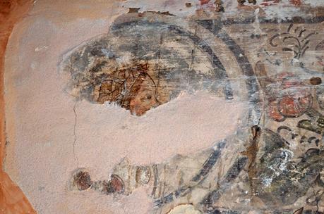 In una casa dei Terragli il ritrovamento di un'antica decorazione