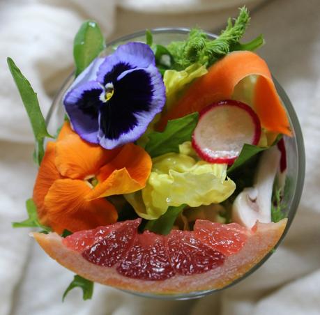 Insalata fiorita con citronette di pompelmo rosa