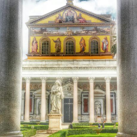 La facciata di San Paolo fuori le mura e la statua di San Paolo