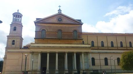 Vi sembra una facciata monumentale, vero? Eppure questo è solo l'ingresso dal lato del transetto!