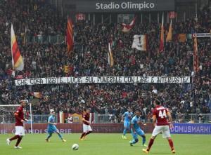 Lo striscione contro la madre di Ciro Esposito (ANSA © ALESSANDRO DI MEO)